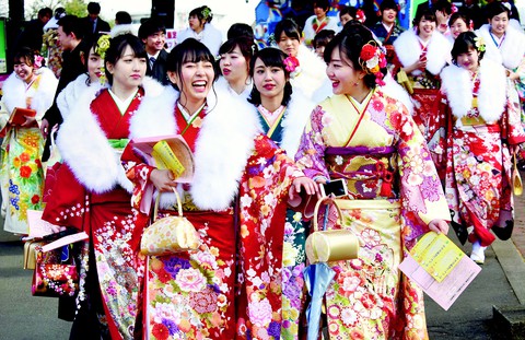 Thiếu nữ Nhật rạng rỡ kimono trong lễ trưởng thành - Ảnh 5. Thiếu nữ Nhật rạng rỡ kimono trong lễ trưởng thành - Ảnh 5.