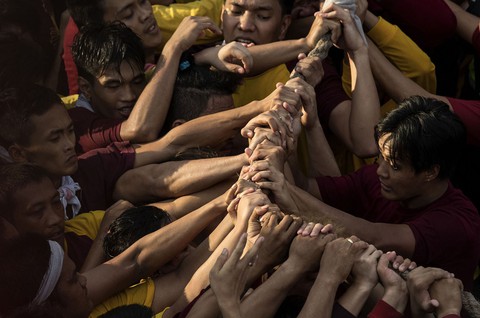 Chen lấn kinh hoàng tại lễ hội Black Nazarene ở Philippines - Ảnh 5. Chen lấn kinh hoàng tại lễ hội Black Nazarene ở Philippines - Ảnh 5.