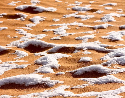 Chuyện khó tin: tuyết rơi phủ trắng sa mạc Sahara - Ảnh 5. Chuyện khó tin: tuyết rơi phủ trắng sa mạc Sahara - Ảnh 5.