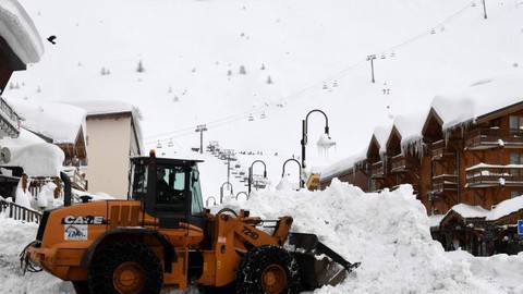 13.000 du khách mắc kẹt do bão tuyết trên dãy Alps - Ảnh 5. 13.000 du khách mắc kẹt do bão tuyết trên dãy Alps - Ảnh 5.