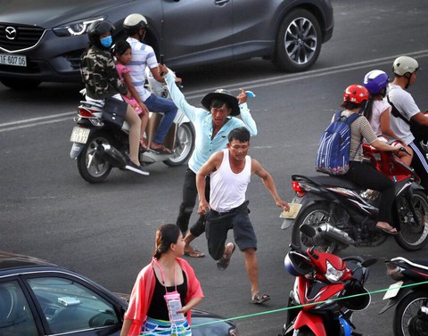 Thành ủy Vũng Tàu: Xử nghiêm nhân viên bãi xe rượt đánh khách - Ảnh 1. Thành ủy Vũng Tàu: Xử nghiêm nhân viên bãi xe rượt đánh khách - Ảnh 1.