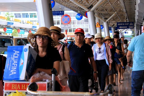 Các cửa ngõ vô Sài Gòn nóng dần ngày nghỉ lễ cuối - Ảnh 3. Các cửa ngõ vô Sài Gòn nóng dần ngày nghỉ lễ cuối - Ảnh 3.