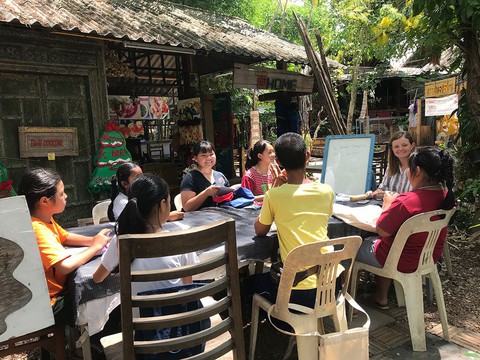 Dạy tiếng Anh ở làng Kad Sala - Ảnh 1. Dạy tiếng Anh ở làng Kad Sala - Ảnh 1.