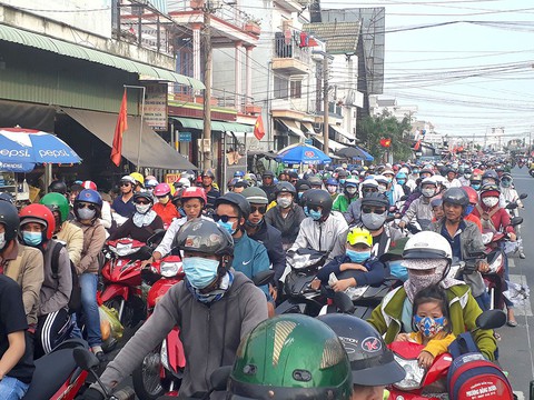 Các cửa ngõ vô Sài Gòn nóng dần ngày nghỉ lễ cuối - Ảnh 13. Các cửa ngõ vô Sài Gòn nóng dần ngày nghỉ lễ cuối - Ảnh 13.