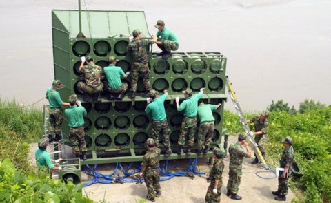 Hình ảnh dỡ bỏ dàn loa tuyên truyền của Hàn Quốc - Ảnh 8. Hình ảnh dỡ bỏ dàn loa tuyên truyền của Hàn Quốc - Ảnh 8.