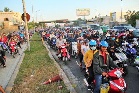 Các cửa ngõ vô Sài Gòn nóng dần ngày nghỉ lễ cuối - Ảnh 21. Các cửa ngõ vô Sài Gòn nóng dần ngày nghỉ lễ cuối - Ảnh 21.