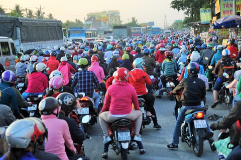 Các cửa ngõ vô Sài Gòn nóng dần ngày nghỉ lễ cuối - Ảnh 22. Các cửa ngõ vô Sài Gòn nóng dần ngày nghỉ lễ cuối - Ảnh 22.