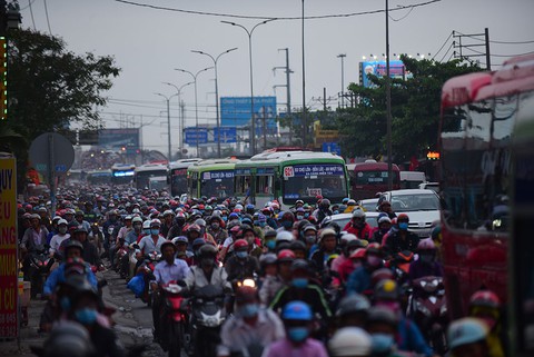 Các cửa ngõ vô Sài Gòn nóng dần ngày nghỉ lễ cuối - Ảnh 19. Các cửa ngõ vô Sài Gòn nóng dần ngày nghỉ lễ cuối - Ảnh 19.