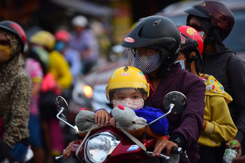 Các cửa ngõ vô Sài Gòn nóng dần ngày nghỉ lễ cuối - Ảnh 18. Các cửa ngõ vô Sài Gòn nóng dần ngày nghỉ lễ cuối - Ảnh 18.