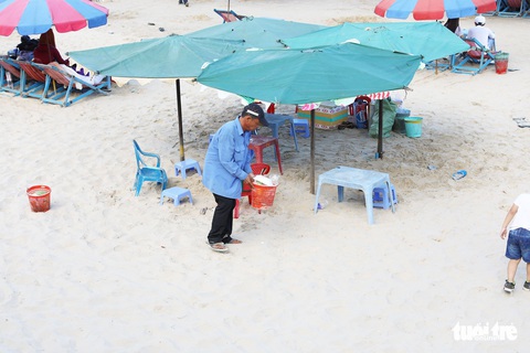 Bãi biển bẩn, do chúng ta đấy chứ - Ảnh 6. Bãi biển bẩn, do chúng ta đấy chứ - Ảnh 6.