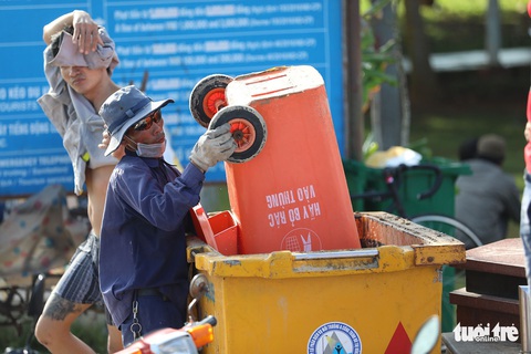 Bãi biển bẩn, do chúng ta đấy chứ - Ảnh 8. Bãi biển bẩn, do chúng ta đấy chứ - Ảnh 8.