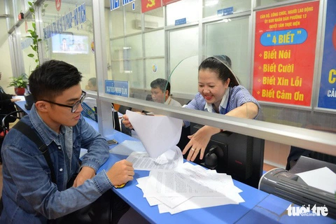 Bị kỷ luật từ mức khiển trách không được xét đi nước ngoài - Ảnh 1. Bị kỷ luật từ mức khiển trách không được xét đi nước ngoài - Ảnh 1.