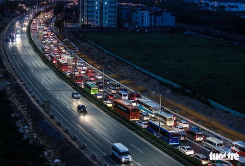 Biển người trở về thủ đô Hà Nội trong ngày nghỉ lễ cuối - Ảnh 7. Biển người trở về thủ đô Hà Nội trong ngày nghỉ lễ cuối - Ảnh 7.