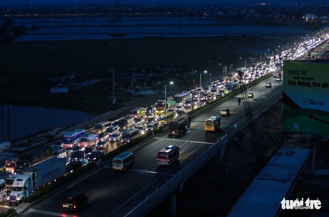 Biển người trở về thủ đô Hà Nội trong ngày nghỉ lễ cuối - Ảnh 6. Biển người trở về thủ đô Hà Nội trong ngày nghỉ lễ cuối - Ảnh 6.