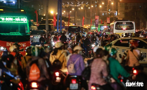 Biển người trở về thủ đô Hà Nội trong ngày nghỉ lễ cuối - Ảnh 10. Biển người trở về thủ đô Hà Nội trong ngày nghỉ lễ cuối - Ảnh 10.