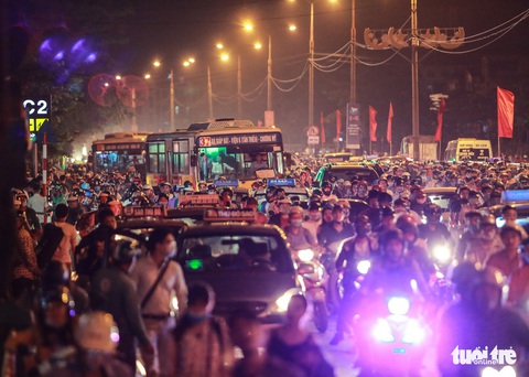Biển người trở về thủ đô Hà Nội trong ngày nghỉ lễ cuối - Ảnh 8. Biển người trở về thủ đô Hà Nội trong ngày nghỉ lễ cuối - Ảnh 8.