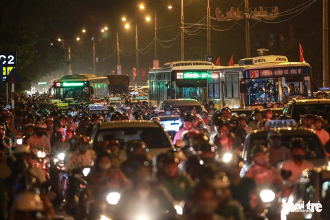 Biển người trở về thủ đô Hà Nội trong ngày nghỉ lễ cuối - Ảnh 11. Biển người trở về thủ đô Hà Nội trong ngày nghỉ lễ cuối - Ảnh 11.