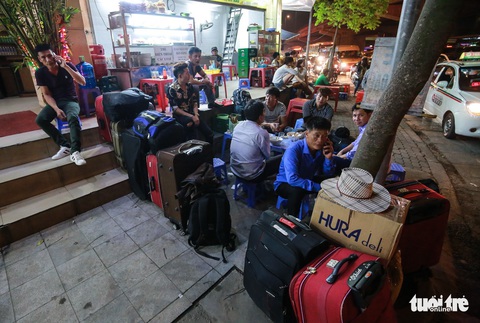Biển người trở về thủ đô Hà Nội trong ngày nghỉ lễ cuối - Ảnh 13. Biển người trở về thủ đô Hà Nội trong ngày nghỉ lễ cuối - Ảnh 13.