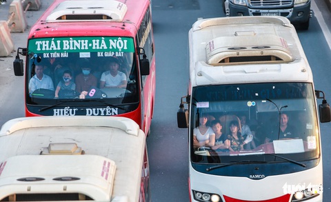 Biển người trở về thủ đô Hà Nội trong ngày nghỉ lễ cuối - Ảnh 5. Biển người trở về thủ đô Hà Nội trong ngày nghỉ lễ cuối - Ảnh 5.