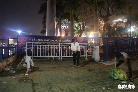 Bạn trẻ dọn sạch rác bờ sông Hàn sau pháo hoa - Ảnh 8. Bạn trẻ dọn sạch rác bờ sông Hàn sau pháo hoa - Ảnh 8.