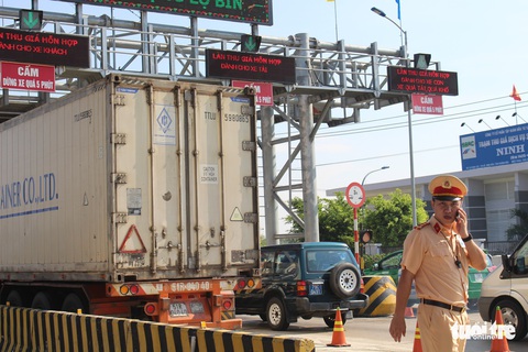 Tài xế phản ứng mức miễn giảm, BOT Ninh Lộc xả trạm - Ảnh 6. Tài xế phản ứng mức miễn giảm, BOT Ninh Lộc xả trạm - Ảnh 6.