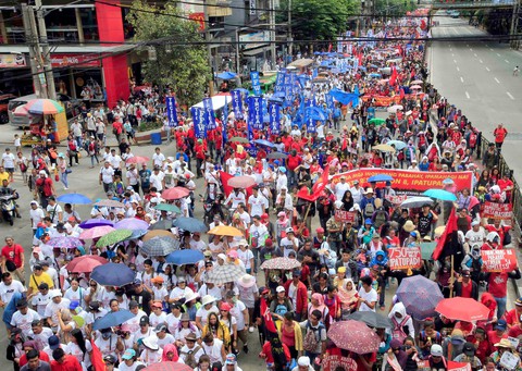 Dân Philippines xuống đường đòi tổng thống Duterte giữ lời hứa - Ảnh 2. Dân Philippines xuống đường đòi tổng thống Duterte giữ lời hứa - Ảnh 2.