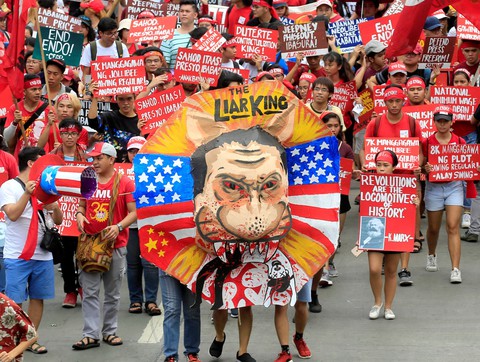 Dân Philippines xuống đường đòi tổng thống Duterte giữ lời hứa - Ảnh 3. Dân Philippines xuống đường đòi tổng thống Duterte giữ lời hứa - Ảnh 3.