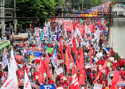 Dân Philippines xuống đường đòi tổng thống Duterte giữ lời hứa - Ảnh 4. Dân Philippines xuống đường đòi tổng thống Duterte giữ lời hứa - Ảnh 4.
