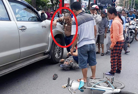 Tạm giữ tài xế đi ngược chiều, lùi xe cán chết người - Ảnh 2. Tạm giữ tài xế đi ngược chiều, lùi xe cán chết người - Ảnh 2.