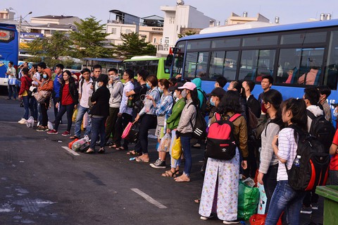 Các cửa ngõ vô Sài Gòn nóng dần ngày nghỉ lễ cuối - Ảnh 17. Các cửa ngõ vô Sài Gòn nóng dần ngày nghỉ lễ cuối - Ảnh 17.
