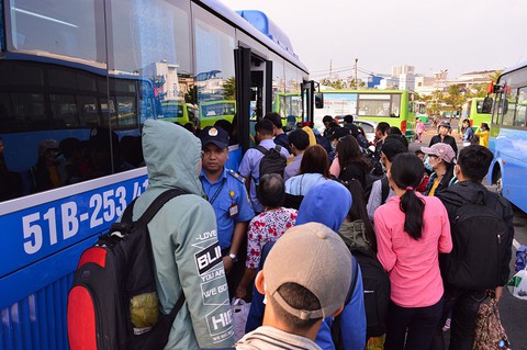 Các cửa ngõ vô Sài Gòn nóng dần ngày nghỉ lễ cuối - Ảnh 16. Các cửa ngõ vô Sài Gòn nóng dần ngày nghỉ lễ cuối - Ảnh 16.