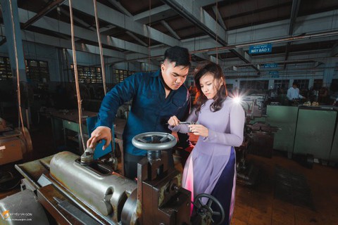 Chụp ảnh kỷ yếu ở... xưởng cơ khí - Ảnh 1. Chụp ảnh kỷ yếu ở... xưởng cơ khí - Ảnh 1.