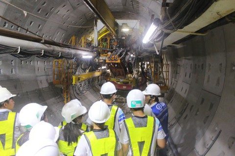 Thầy trò cùng học ở công trường metro - Ảnh 3. Thầy trò cùng học ở công trường metro - Ảnh 3.