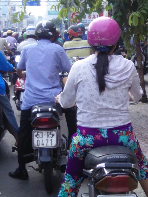 Vừa chạy xe vừa... hút thuốc, thấy kỳ kỳ làm sao! - Ảnh 1. Vừa chạy xe vừa... hút thuốc, thấy kỳ kỳ làm sao! - Ảnh 1.