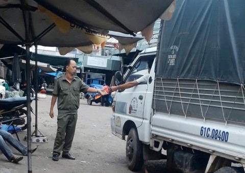 Dân phòng công khai thu tiền đậu xe tại khu vực cấm? - Ảnh 1. Dân phòng công khai thu tiền đậu xe tại khu vực cấm? - Ảnh 1.
