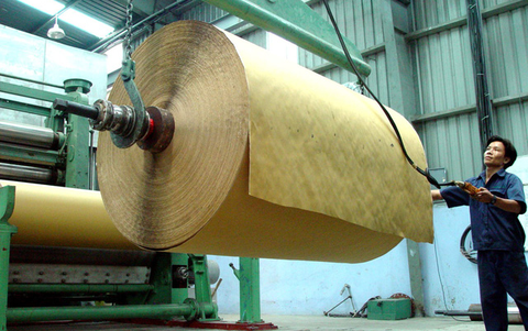 Giá giấy tăng vọt do khan hiếm bột giấy nhập từ Trung Quốc - Ảnh 1. Giá giấy tăng vọt do khan hiếm bột giấy nhập từ Trung Quốc - Ảnh 1.
