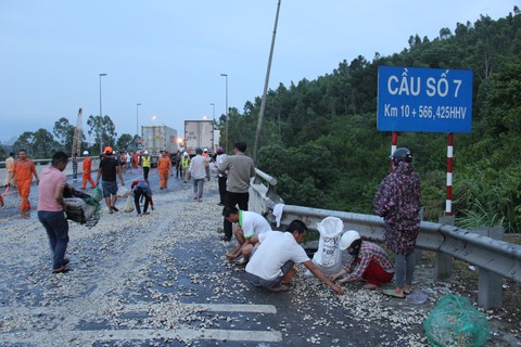Xe liên tục đâm va trên đường vào phía nam hầm Hải Vân - Ảnh 10. Xe liên tục đâm va trên đường vào phía nam hầm Hải Vân - Ảnh 10.