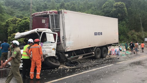 Xe liên tục đâm va trên đường vào phía nam hầm Hải Vân - Ảnh 4. Xe liên tục đâm va trên đường vào phía nam hầm Hải Vân - Ảnh 4.