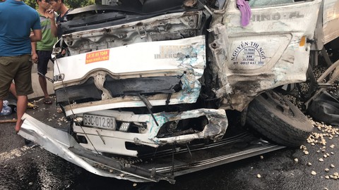 Xe liên tục đâm va trên đường vào phía nam hầm Hải Vân - Ảnh 5. Xe liên tục đâm va trên đường vào phía nam hầm Hải Vân - Ảnh 5.