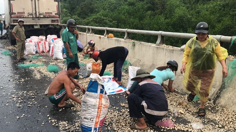 Xe liên tục đâm va trên đường vào phía nam hầm Hải Vân - Ảnh 8. Xe liên tục đâm va trên đường vào phía nam hầm Hải Vân - Ảnh 8.
