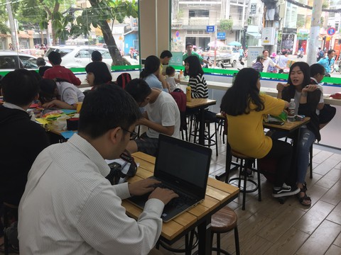 Cửa hàng tiện lợi ở VN tăng gấp bốn lần trong 6 năm - Ảnh 1.