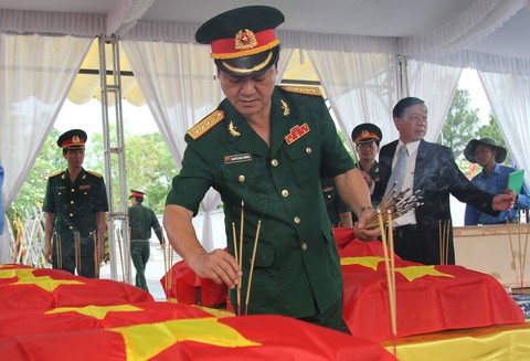 Truy điệu 21 hài cốt liệt sĩ Việt Nam hi sinh tại Lào - Ảnh 1. Truy điệu 21 hài cốt liệt sĩ Việt Nam hi sinh tại Lào - Ảnh 1.
