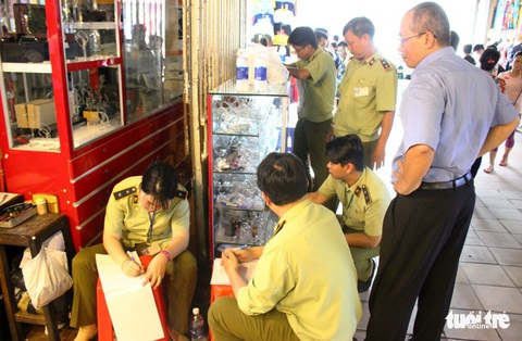 Phát hiện lượng lớn đồng hồ, mắt kính... giả tại chợ Bến Thành - Ảnh 4. Phát hiện lượng lớn đồng hồ, mắt kính... giả tại chợ Bến Thành - Ảnh 4.