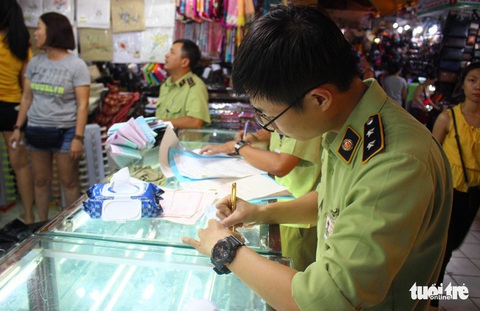 Phát hiện lượng lớn đồng hồ, mắt kính... giả tại chợ Bến Thành - Ảnh 2. Phát hiện lượng lớn đồng hồ, mắt kính... giả tại chợ Bến Thành - Ảnh 2.