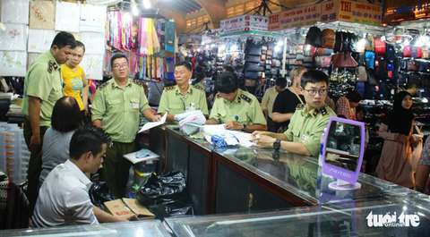 Phát hiện lượng lớn đồng hồ, mắt kính... giả tại chợ Bến Thành - Ảnh 1. Phát hiện lượng lớn đồng hồ, mắt kính... giả tại chợ Bến Thành - Ảnh 1.