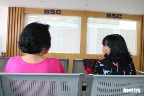 Chứng khoán lại lao dốc, VN Index bốc hơi hơn 76.000 tỉ đồng - Ảnh 1. Chứng khoán lại lao dốc, VN Index bốc hơi hơn 76.000 tỉ đồng - Ảnh 1.