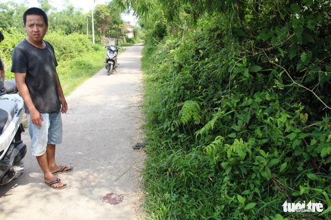 Dân chặn CSGT nghi rượt đuổi làm thiếu niên ngã xe bất tỉnh - Ảnh 1. Dân chặn CSGT nghi rượt đuổi làm thiếu niên ngã xe bất tỉnh - Ảnh 1.
