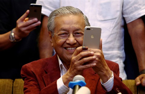 Vì sao người trẻ Malaysia ủng hộ thủ tướng 92 tuổi Mahathir? - Ảnh 1. Vì sao người trẻ Malaysia ủng hộ thủ tướng 92 tuổi Mahathir? - Ảnh 1.