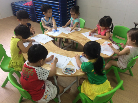 Trường mầm non bị rút giấy phép, phụ huynh phản ứng - Ảnh 1. Trường mầm non bị rút giấy phép, phụ huynh phản ứng - Ảnh 1.