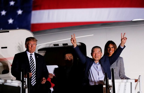 Vợ chồng ông Trump ra đón tù nhân Mỹ từ Triều Tiên trở về - Ảnh 2. Vợ chồng ông Trump ra đón tù nhân Mỹ từ Triều Tiên trở về - Ảnh 2.